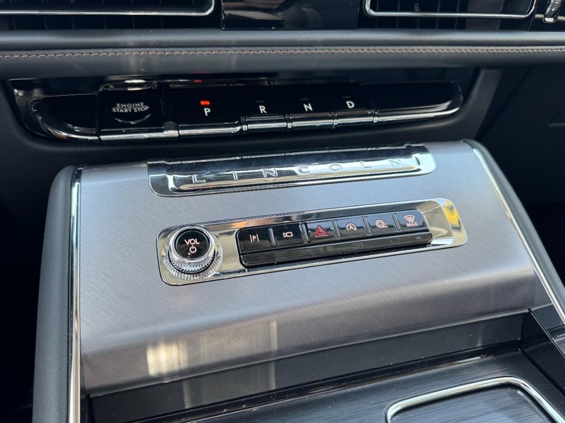 Lincoln Aviator Vehicle Full-screen Gallery Image 17