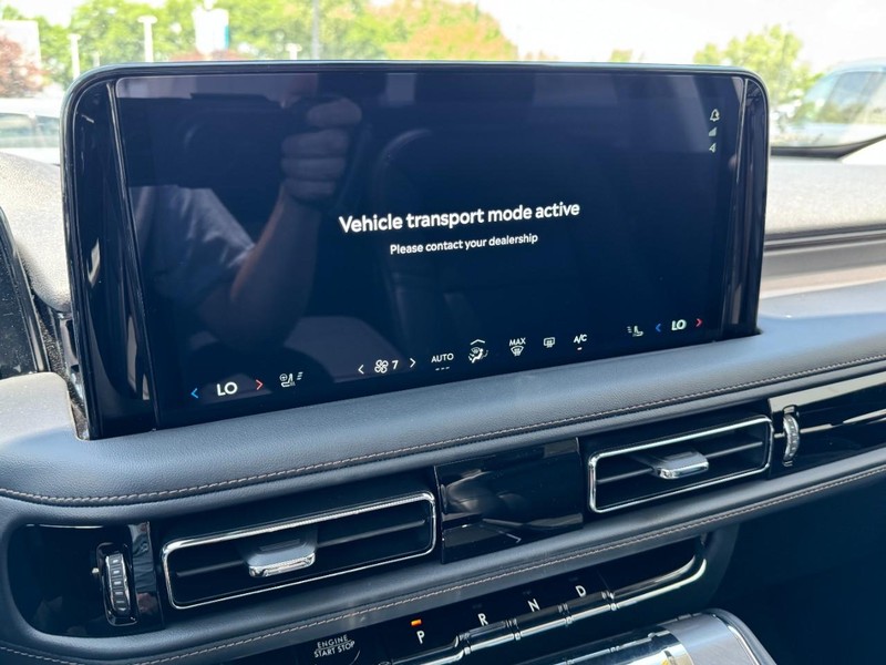 Lincoln Aviator Vehicle Full-screen Gallery Image 23