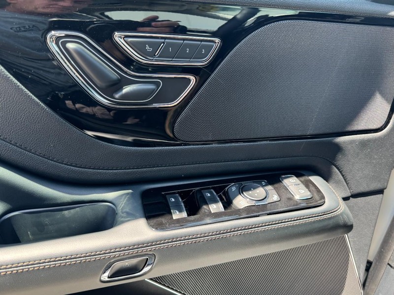 Lincoln Aviator Vehicle Full-screen Gallery Image 25