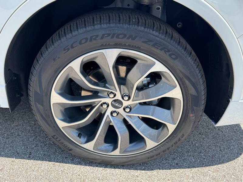 Lincoln Aviator Vehicle Full-screen Gallery Image 27