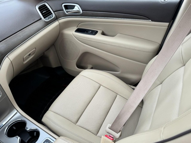 Jeep Grand Cherokee Vehicle Full-screen Gallery Image 11