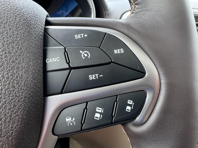 Jeep Grand Cherokee Vehicle Full-screen Gallery Image 19