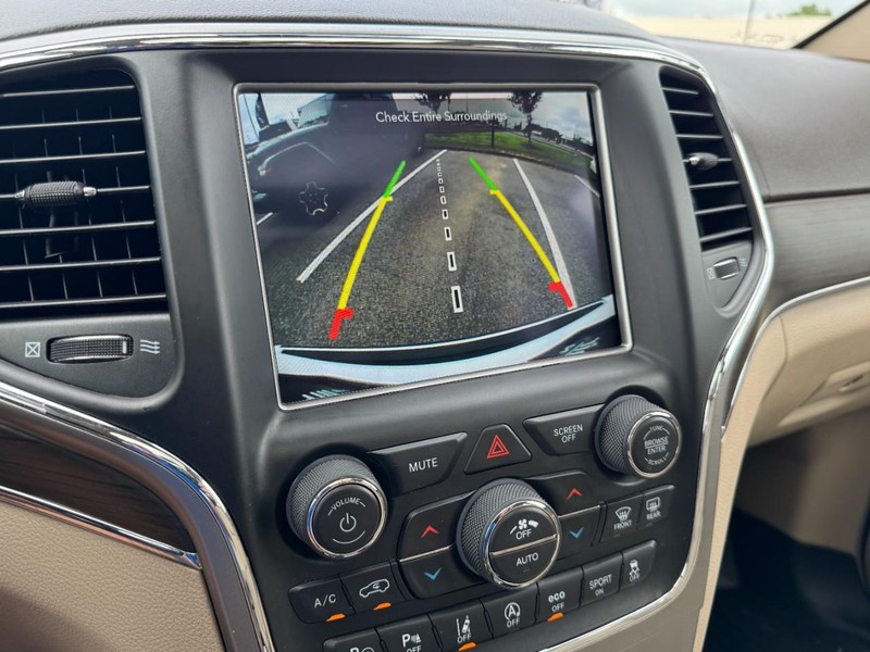 Jeep Grand Cherokee Vehicle Full-screen Gallery Image 21