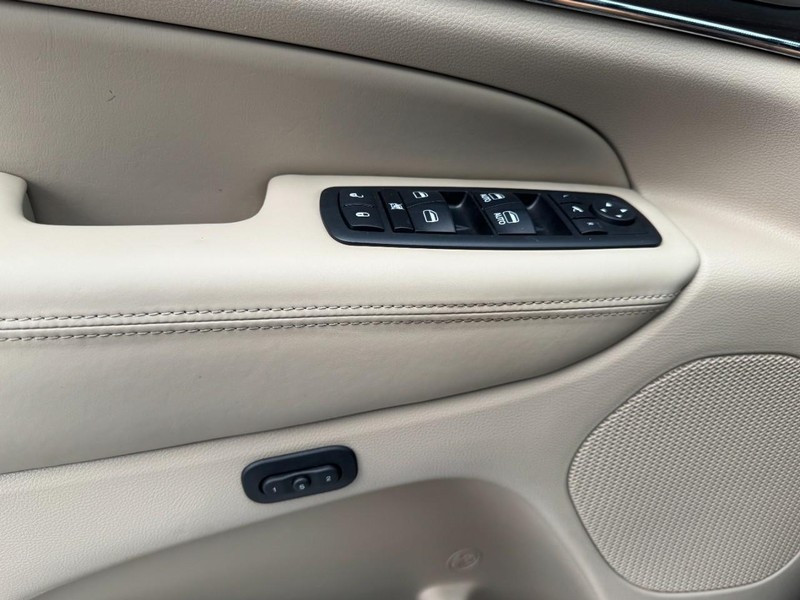 Jeep Grand Cherokee Vehicle Full-screen Gallery Image 22
