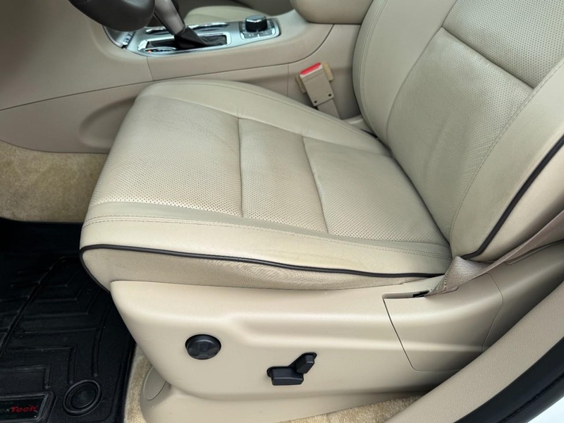 Jeep Grand Cherokee Vehicle Full-screen Gallery Image 23