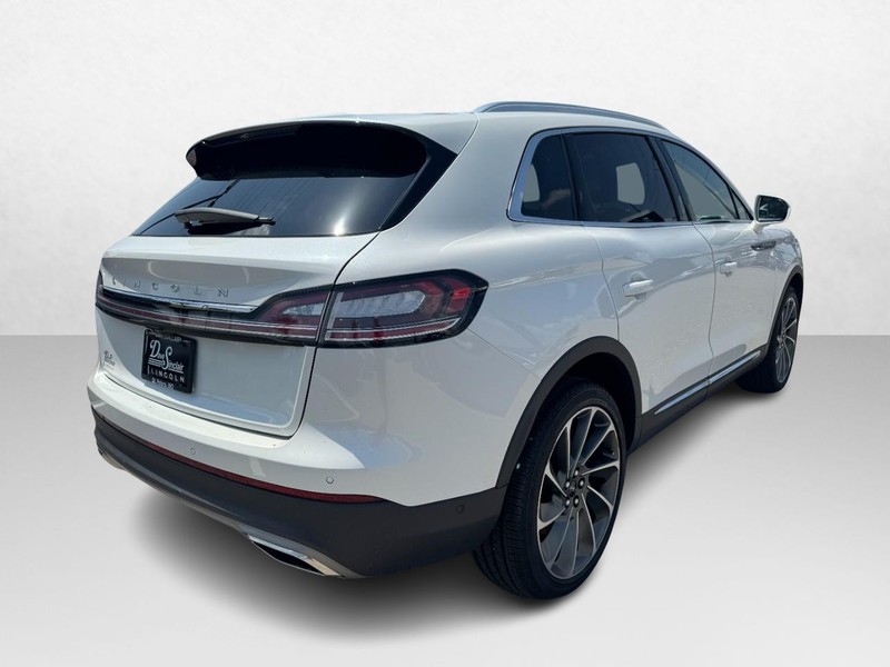 Lincoln Nautilus Vehicle Full-screen Gallery Image 05