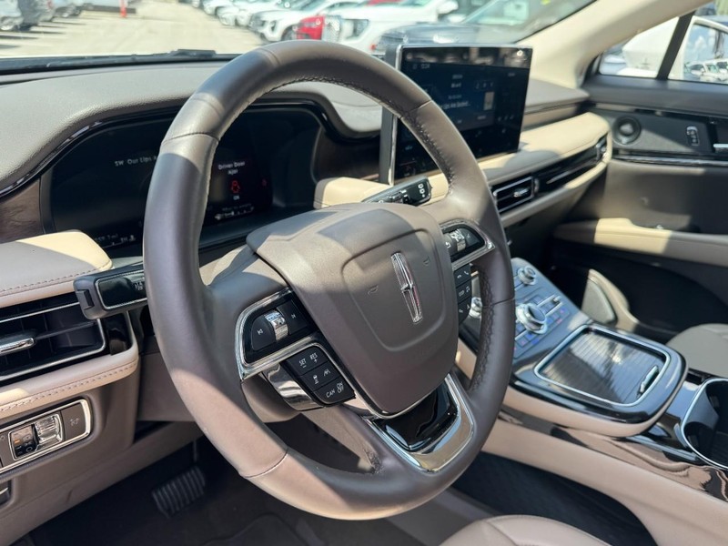 Lincoln Nautilus Vehicle Full-screen Gallery Image 15