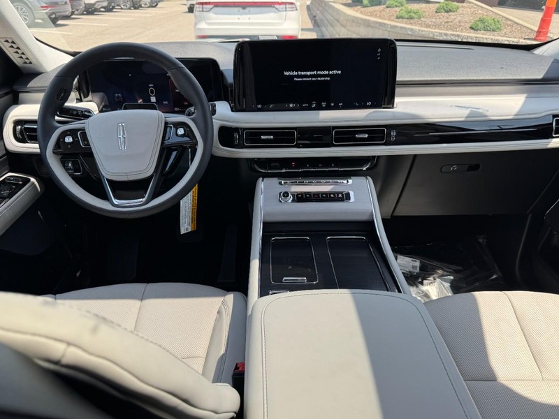 Lincoln Aviator Vehicle Full-screen Gallery Image 09
