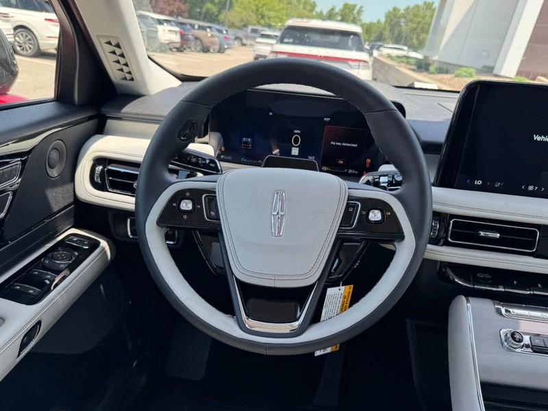 Lincoln Aviator Vehicle Full-screen Gallery Image 10