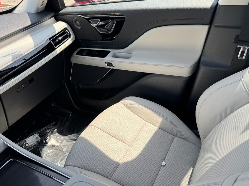 Lincoln Aviator Vehicle Full-screen Gallery Image 11