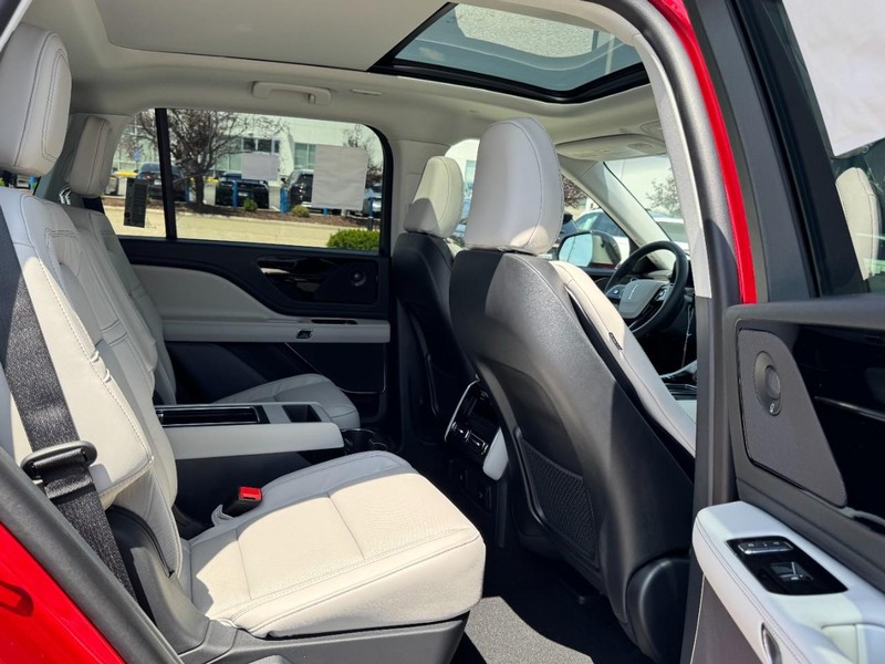 Lincoln Aviator Vehicle Full-screen Gallery Image 13