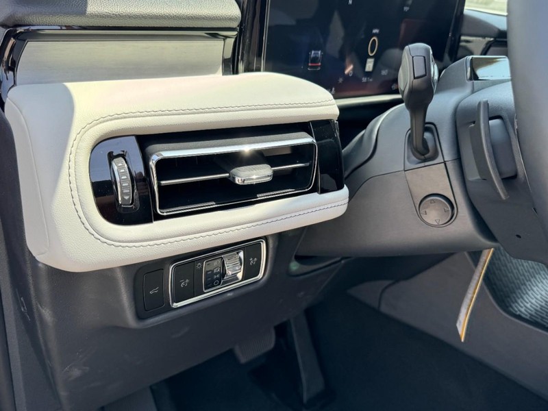 Lincoln Aviator Vehicle Full-screen Gallery Image 14