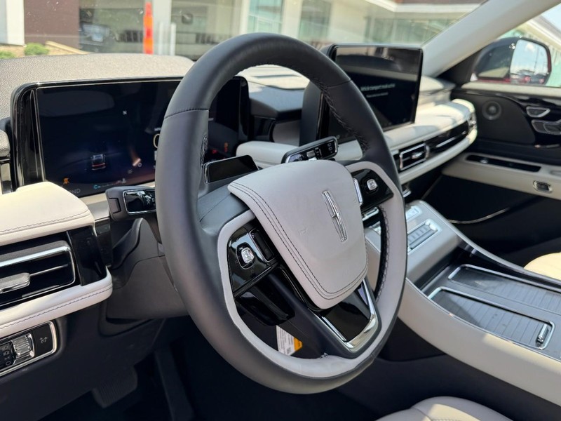 Lincoln Aviator Vehicle Full-screen Gallery Image 15