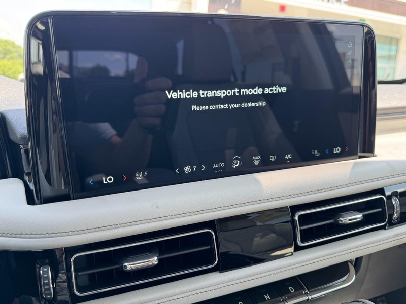 Lincoln Aviator Vehicle Full-screen Gallery Image 16