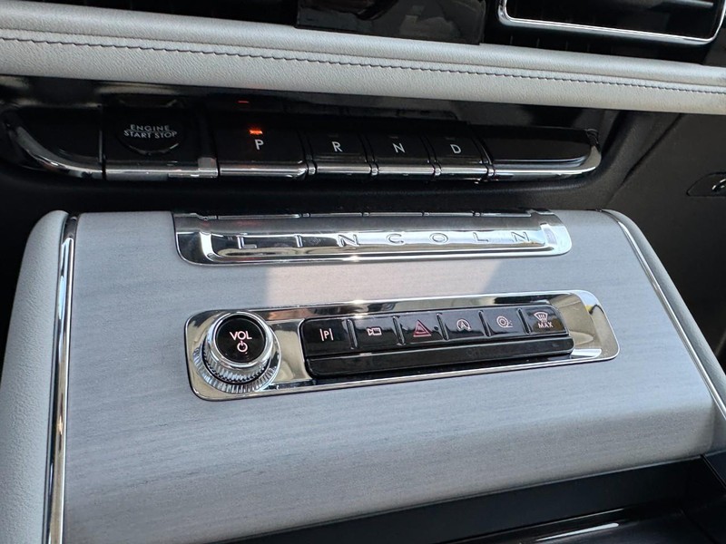 Lincoln Aviator Vehicle Full-screen Gallery Image 17
