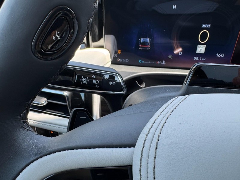 Lincoln Aviator Vehicle Full-screen Gallery Image 20