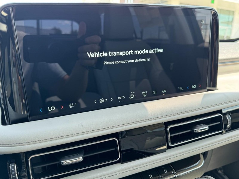 Lincoln Aviator Vehicle Full-screen Gallery Image 23