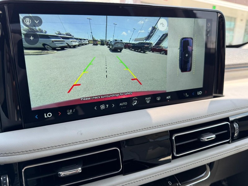 Lincoln Aviator Vehicle Full-screen Gallery Image 24