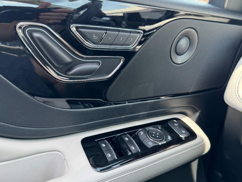 Lincoln Aviator Vehicle Full-screen Gallery Image 25
