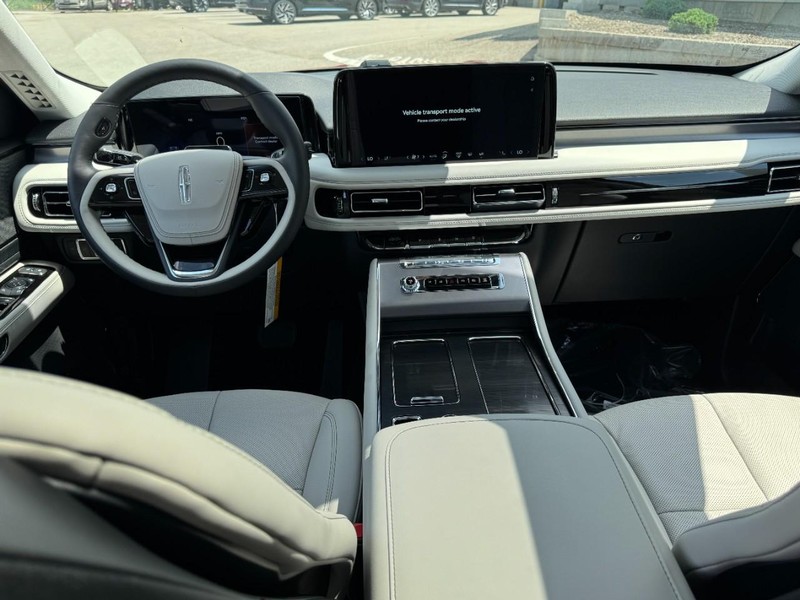 Lincoln Aviator Vehicle Full-screen Gallery Image 09