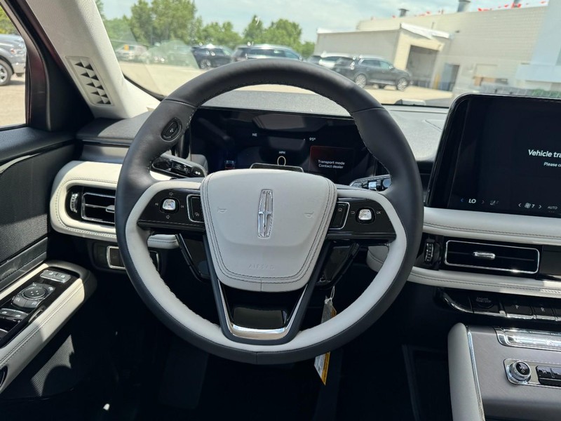 Lincoln Aviator Vehicle Full-screen Gallery Image 10