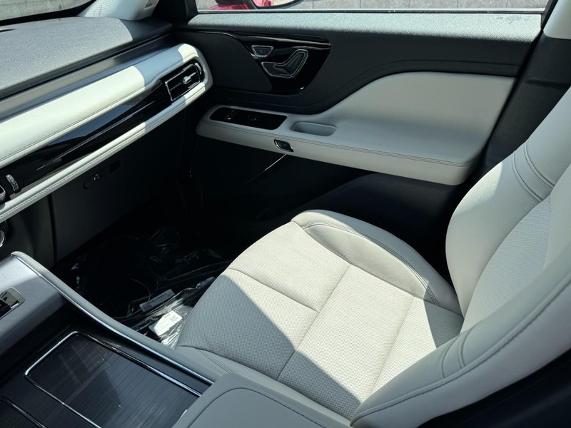 Lincoln Aviator Vehicle Full-screen Gallery Image 11