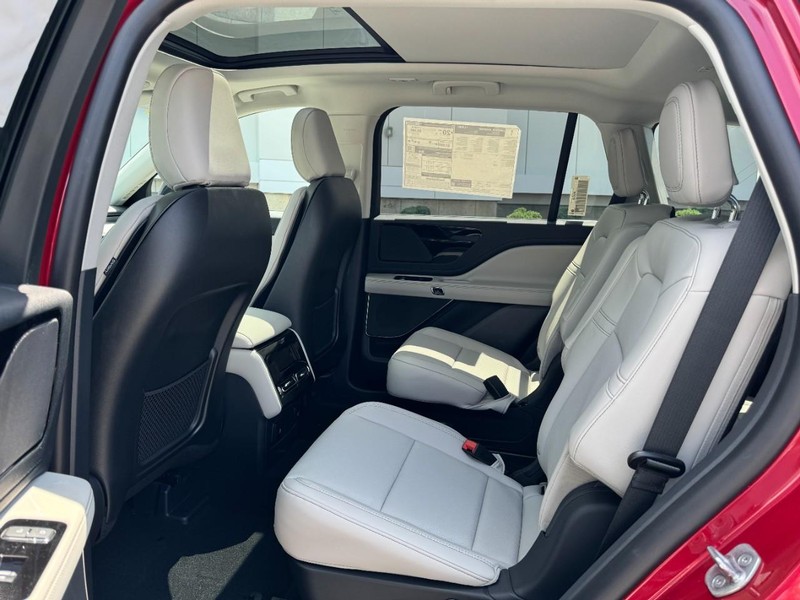 Lincoln Aviator Vehicle Full-screen Gallery Image 12