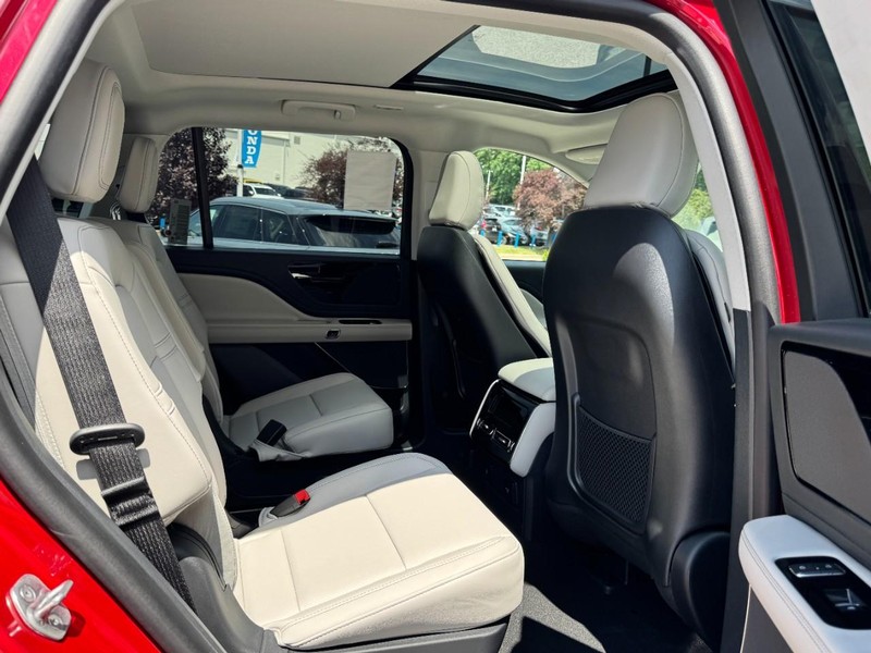 Lincoln Aviator Vehicle Full-screen Gallery Image 13