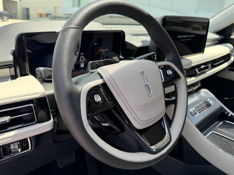 Lincoln Aviator Vehicle Full-screen Gallery Image 15