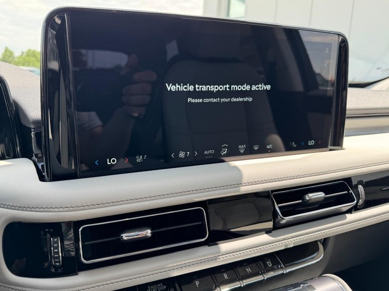 Lincoln Aviator Vehicle Full-screen Gallery Image 16