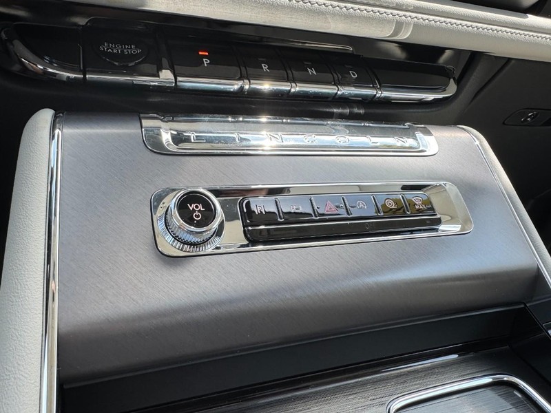 Lincoln Aviator Vehicle Full-screen Gallery Image 17