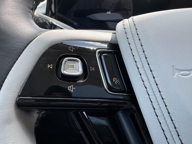 Lincoln Aviator Vehicle Full-screen Gallery Image 18