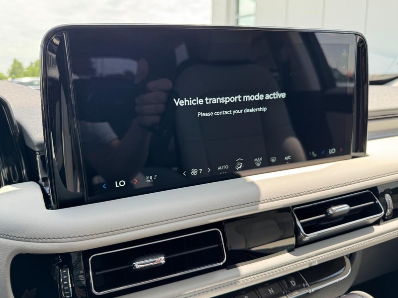 Lincoln Aviator Vehicle Full-screen Gallery Image 23