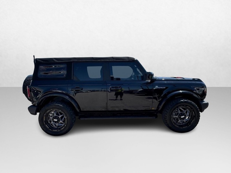 Ford Bronco Vehicle Full-screen Gallery Image 04