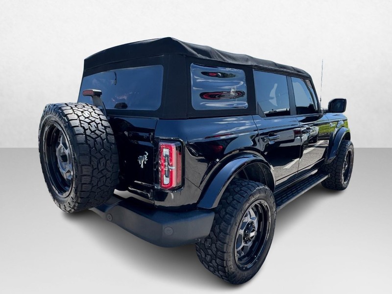 Ford Bronco Vehicle Full-screen Gallery Image 05