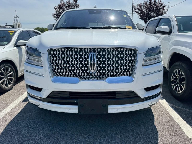 Lincoln Navigator Vehicle Full-screen Gallery Image 02