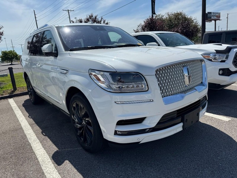 Lincoln Navigator Vehicle Full-screen Gallery Image 03