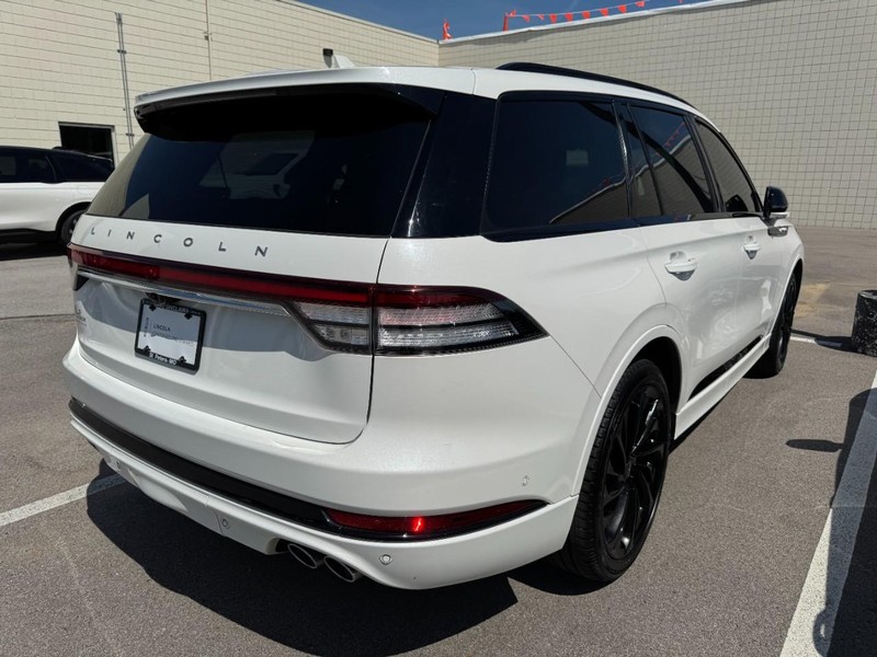 Lincoln Aviator Vehicle Full-screen Gallery Image 03