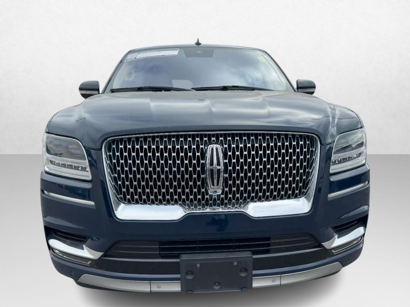Lincoln Navigator L Vehicle Full-screen Gallery Image 02