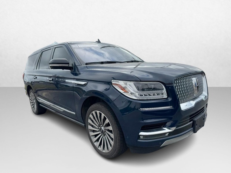 Lincoln Navigator L Vehicle Full-screen Gallery Image 03
