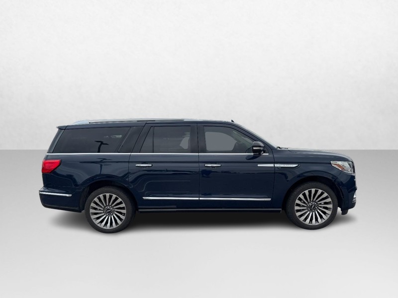Lincoln Navigator L Vehicle Full-screen Gallery Image 04