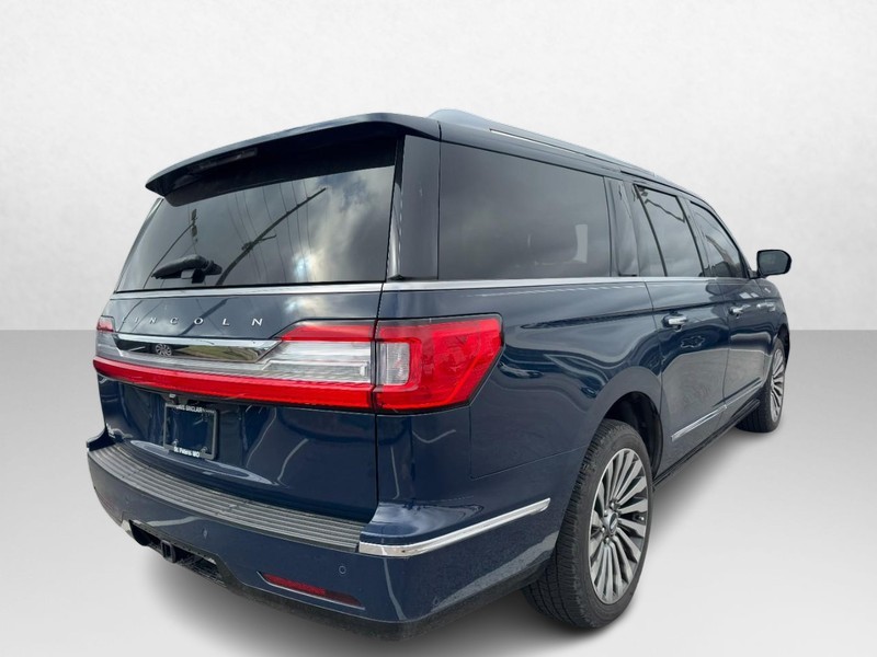 Lincoln Navigator L Vehicle Full-screen Gallery Image 05