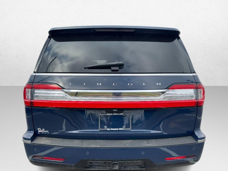 Lincoln Navigator L Vehicle Full-screen Gallery Image 06