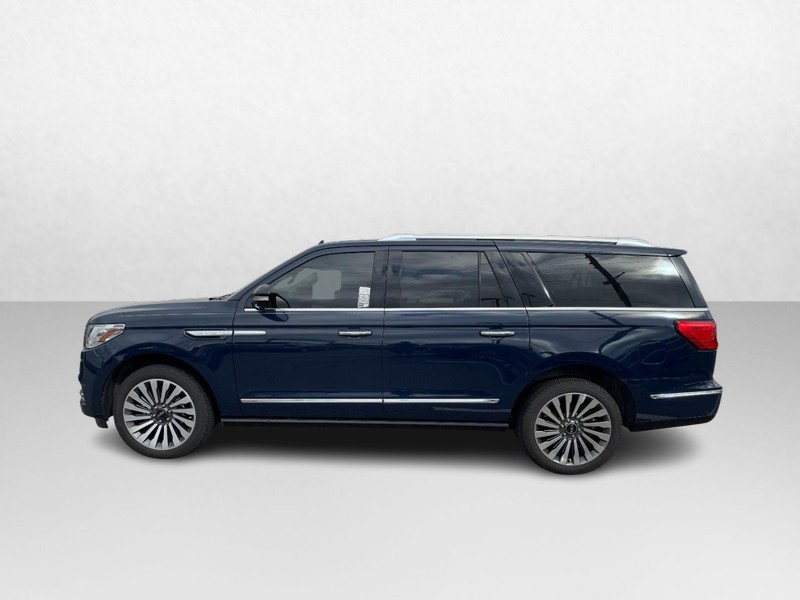 Lincoln Navigator L Vehicle Full-screen Gallery Image 08