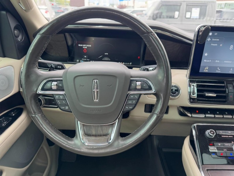 Lincoln Navigator L Vehicle Full-screen Gallery Image 10