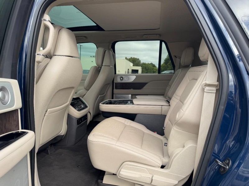 Lincoln Navigator L Vehicle Full-screen Gallery Image 11