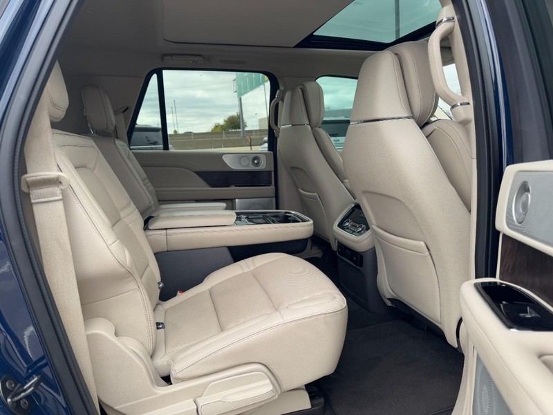 Lincoln Navigator L Vehicle Full-screen Gallery Image 12