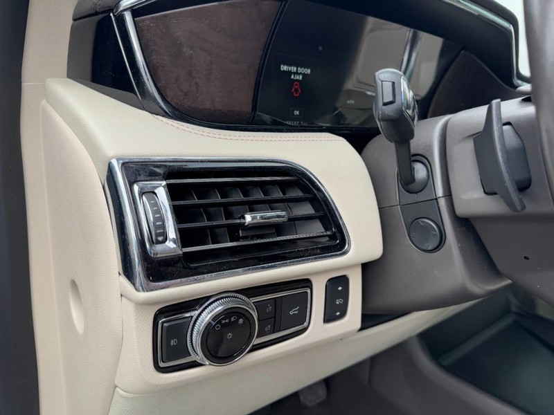 Lincoln Navigator L Vehicle Full-screen Gallery Image 13