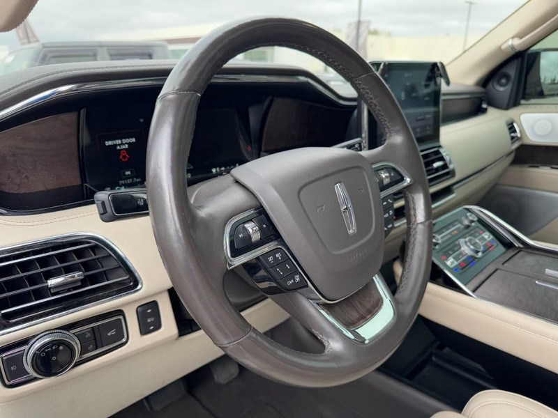 Lincoln Navigator L Vehicle Full-screen Gallery Image 14