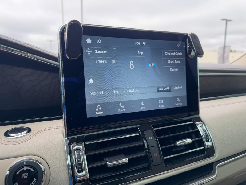 Lincoln Navigator L Vehicle Full-screen Gallery Image 15